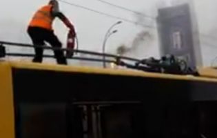 Вгадай країну за відео: в Києві водій гасив тролейбус снігом, бо вогнегасник «заїло»