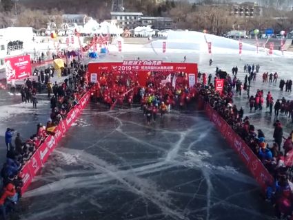 У Китаї тисячі легкоатлетів влаштували забіг на замерзлому озері (відео)