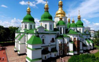 Із вікна в Софії Київській випала людина