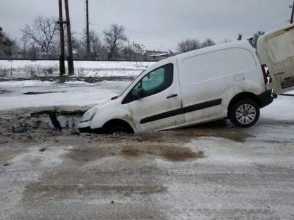 Пішов на дно: на Львівщині автомобіль провалився в калюжу (фото)