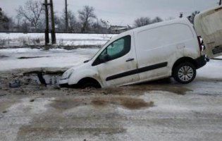 Пішов на дно: на Львівщині автомобіль провалився в калюжу (фото)