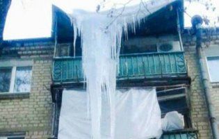 «Крижаний сталактит»: у Харкові зняли з будинку 100-кілограмову бурульку (фото)