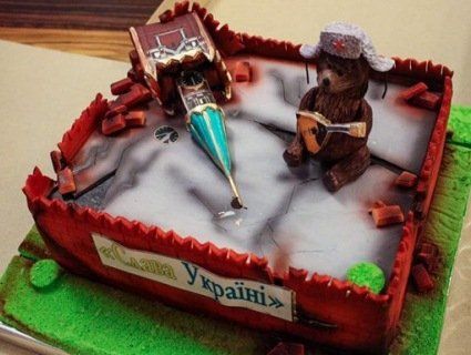 Торт для політика: міністр Омелян з’їв зірку із вежі Кремля (фото)