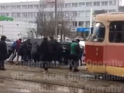 «Ас» паркування: у Києві розлючені пасажири розгойдали джип «автохама»