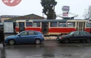 У Києві трамвай зійшов з колій і зніс два стовпи (фото)