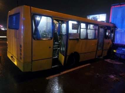 У Києві маршрутка, забита людьми, врізалась у вантажівку