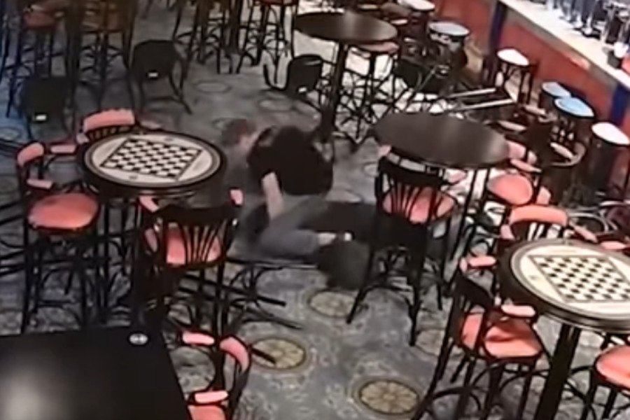 в росії бармен вбив клієнта