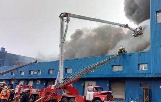 Вже добу  триває пожежа на складах у Києві – рятувальники попереджають про небезпеку (відео)