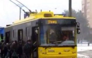 У Києві пасажири «донесли» застряглий тролейбус до зупинки (відео)
