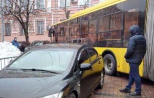 У Львові автохам на «мерсі» «закоркував» рух громадського транспорту (фото)