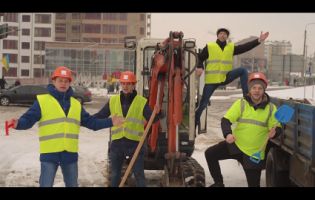 «Винна асфальтна чупакабра»: франківці записали пародійний ролик про стан українських доріг (відео)