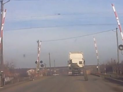 Шалена шина: на Одещині від вантажівки відскочило колесо і влучило в маршрутку (відео)