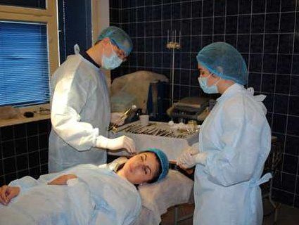 Пластичний хірург із Тернополя безкоштовно оперує потребуючих людей