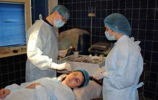 Пластичний хірург із Тернополя безкоштовно оперує потребуючих людей