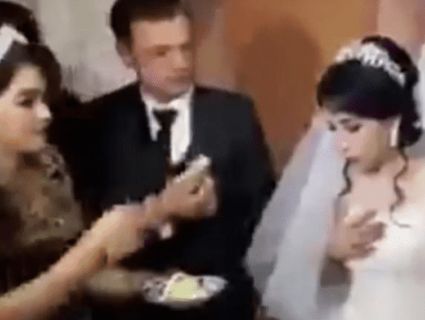 Дикість: узбек ударив наречену за невинний жарт під час весілля (відео)
