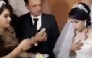 Дикість: узбек ударив наречену за невинний жарт під час весілля (відео)