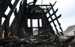 На Волині жахлива пожежа знищила будинок, а сім’я з малою дитиною лишилася на вулиці