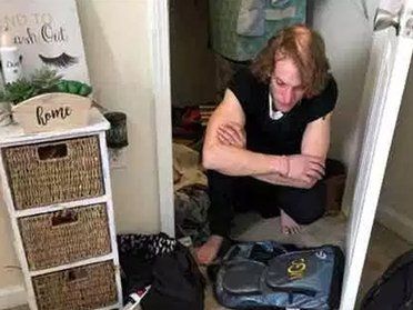 Студентка знайшла у себе в шафі чоловіка, який прожив там декілька днів (відео)