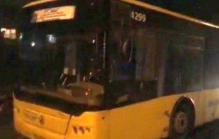 У Києві в автобуса на ходу відірвалося днище (фото, відео)