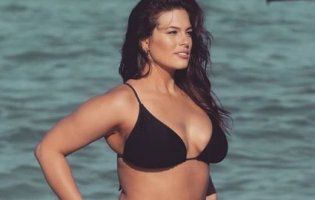 Відома модель презентувала купальники для пишнотілих жінок (відео)
