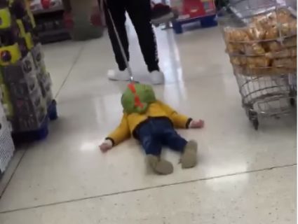 Нерви здали: молодий татусь волочив дитину по підлозі супермаркету (відео)