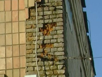 Може впасти на голову: у центрі Луцька обсипається фасад будинку (відео)