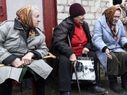 У Києві пенсіонери влаштували бійню за продукти на смітнику (відео)