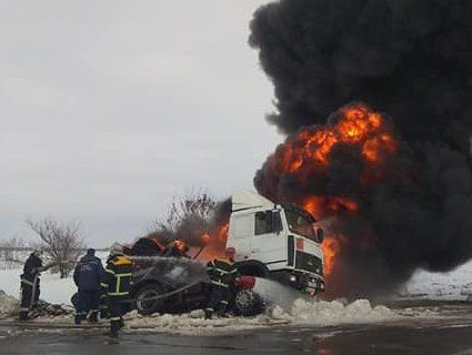 У Полтавській області перекинулася і загорілася цистерна (фото)