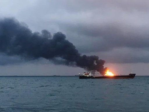 Біля Криму палають танкери зі скрапленим газом (відео)