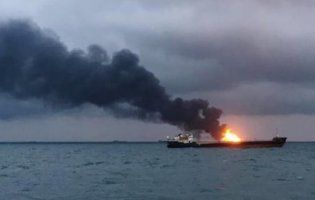 Біля Криму палають танкери зі скрапленим газом (відео)