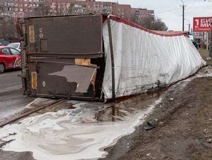 Пінні ріки: у Дніпрі фура з пивом потрапила в аварію (відео)
