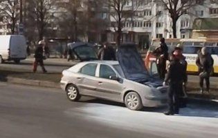 Посеред дороги в Луцьку загорівся автомобіль (відео)