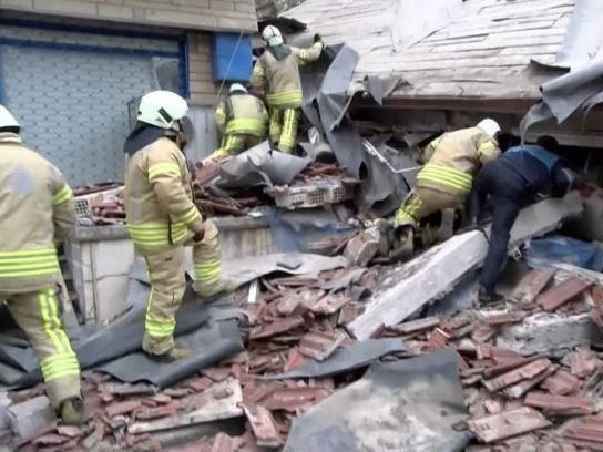 В Стамбулі жертвами обвалу будинку стало більше 20 людей (відео)