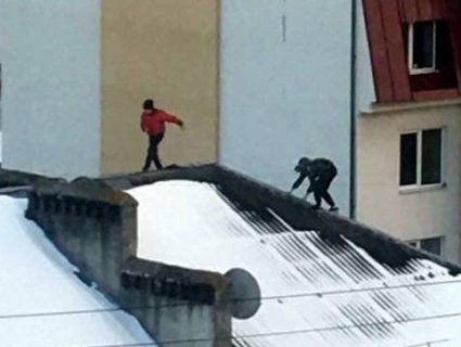 Недитячий екстрим: у Луцьку діти безкарно бігають дахами багатоповерхівок  (відео)
