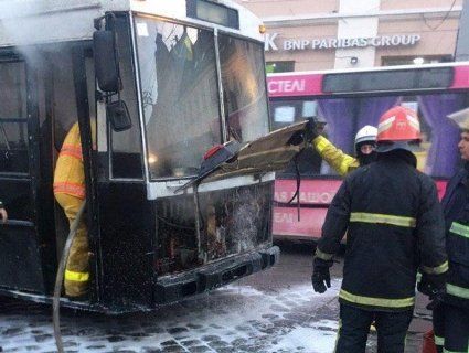 У Чернівцях на ходу загорівся тролейбус із пасажирами (фото)