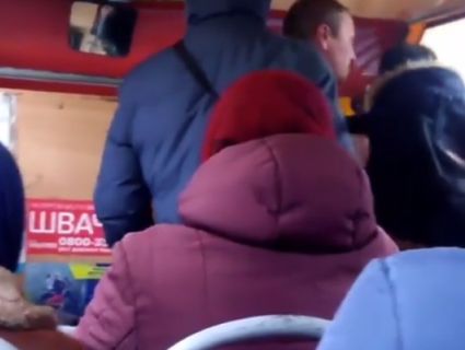 «Чудовий сервіс»: під Києвом шофер силою викинув підлітка з маршрутки (відео)