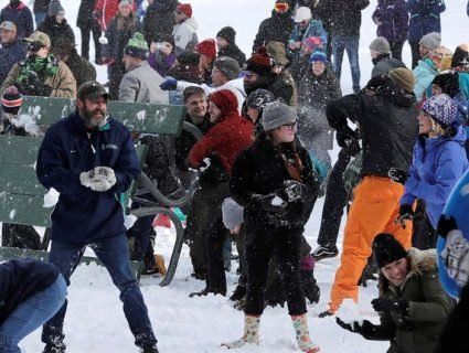 Американці влаштували видовищну битву сніжками (відео)