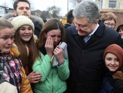 Порошенко на Одещині «селфився» із заплаканими підлітками (фото)