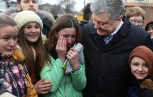Порошенко на Одещині «селфився» із заплаканими підлітками (фото)