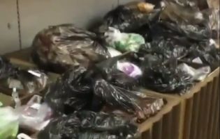 У Херсоні людям пропонують цукерки зі сміттєвих пакетів (відео)