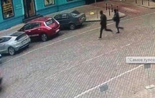 «Тупий і ще тупіший»: в Одесі грабіжники, тікаючи від погоні, забігли в поліцію