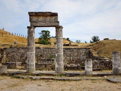 В окупованій Керчі упали колони античного Пантікапея