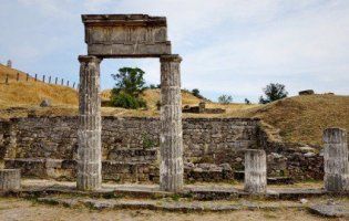 В окупованій Керчі упали колони античного Пантікапея