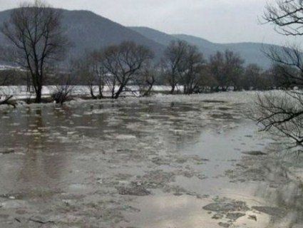 На Житомирщині бурхлива вода знесла міст (відео)