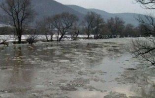 На Житомирщині бурхлива вода знесла міст (відео)