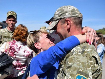 Тернопільські артилеристи привітали коханих зі святом (відео)