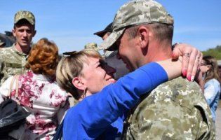Тернопільські артилеристи привітали коханих зі святом (відео)