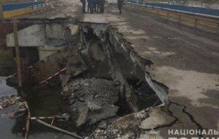 На Тернопіллі рухнув міст, який сполучав два райони (фото)