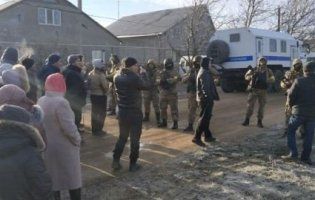 В окупованому Криму ФСБ обшукує помешкання кримських татар