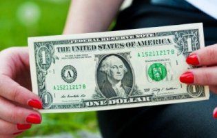 Що можна купити за долар в Україні та США?